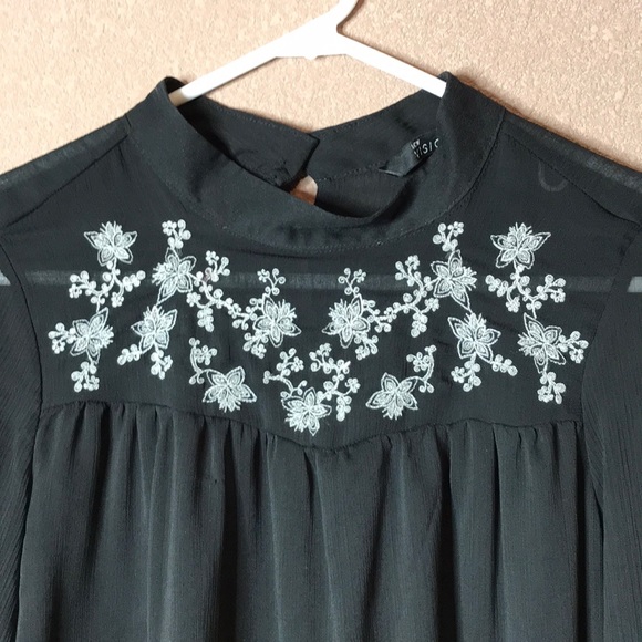 Black flowered detailed blouse - Picture 2 of 4